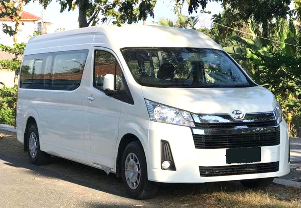 Sewa Hiace Premio Jogja, Rental Hiace Mewah Jogja, Transportasi Rombongan Jogja, Hiace Premio Interior Nyaman, Sewa Mobil Wisata Jogja