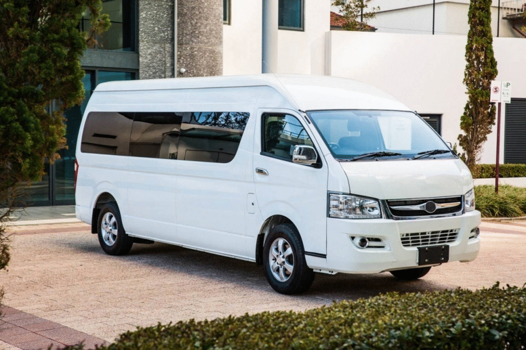 rental mobil Hiace di Jogja, sewa Hiace Yogyakarta, transportasi wisata Jogja, mobil Hiace untuk rombongan, jasa sewa Hiace murah