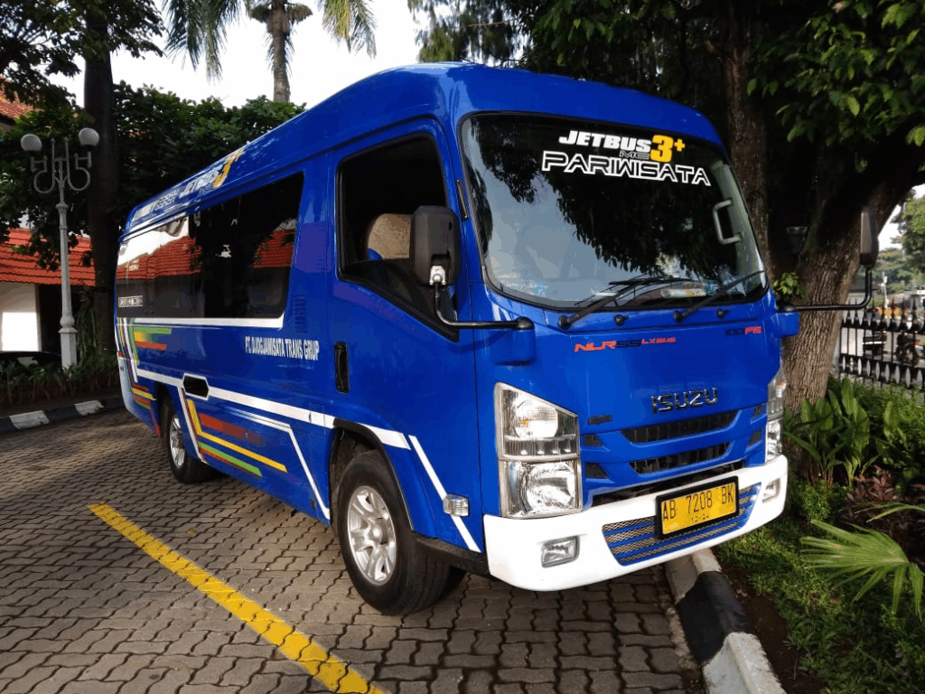 harga sewa mobil Elf per hari yang terjangkau