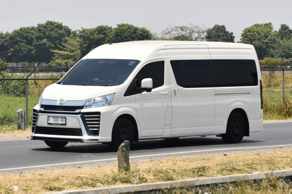 Hemat Biaya dengan Sewa Mobil Toyota Hiace